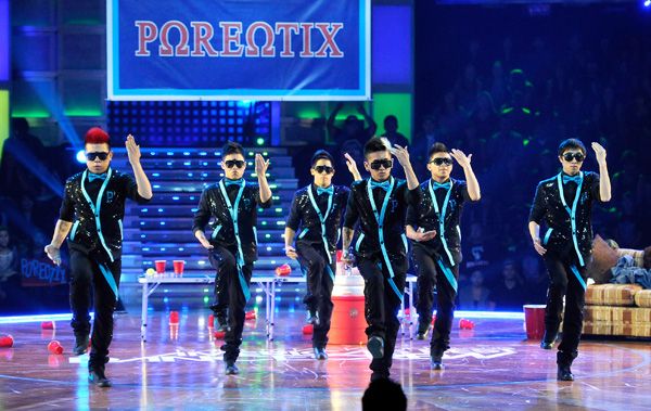 Biểu diễn B-boy trên sân khấu của các chàng trai đến từ nhóm hiphop Poreotix