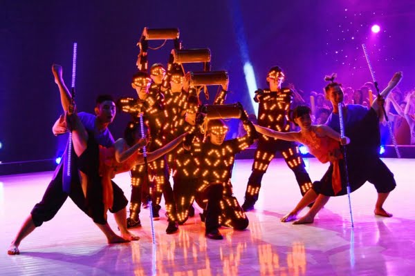 Độc đáo với màn biểu diễn nghệ thuật đèn led với nhóm nhảy hiphop đèn led