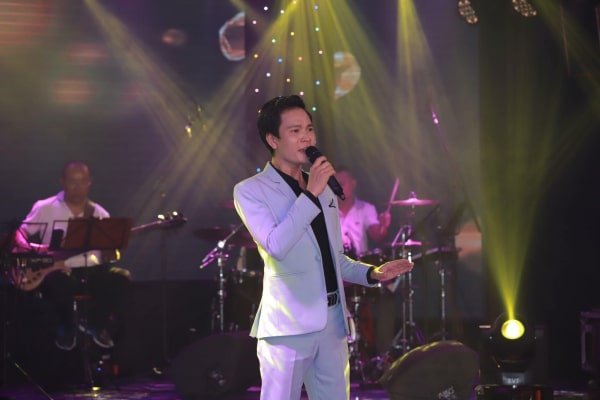 Gửi tới ngày hạnh phúc của đôi trẻ bằng giọng ca bolero ngọt ngào