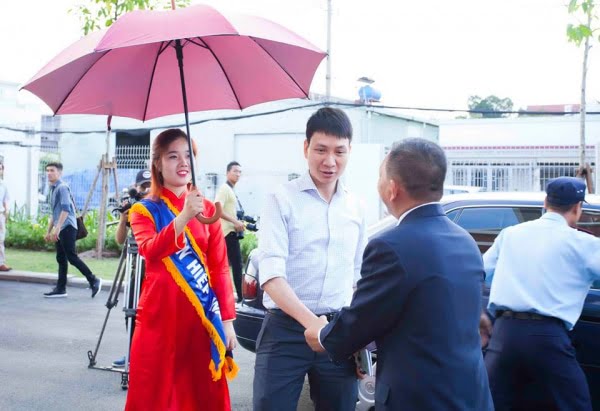 Phục vụ quan khách đến tham dự sự kiện là nhiệm vụ của lễ tân