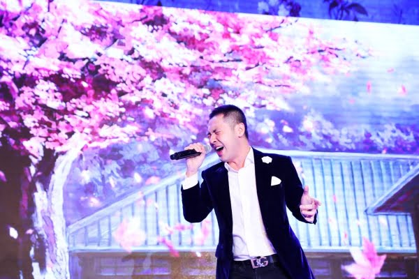 Ca sĩ biểu diễn tại sân khấu hội thảo khách hàng