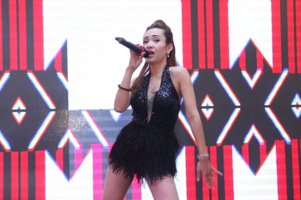 Sexxy bốc lửa bằng những ca khúc sôi động được thể hiện bởi ca sĩ hát hội nghị