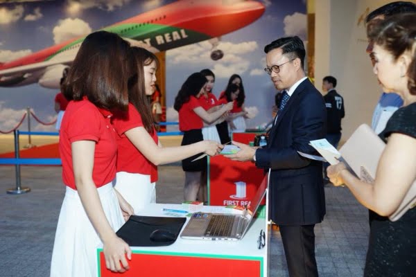 PG lễ tân năng động, nhiệt tình trong công việc tại sự kiện hội nghị khách hàng