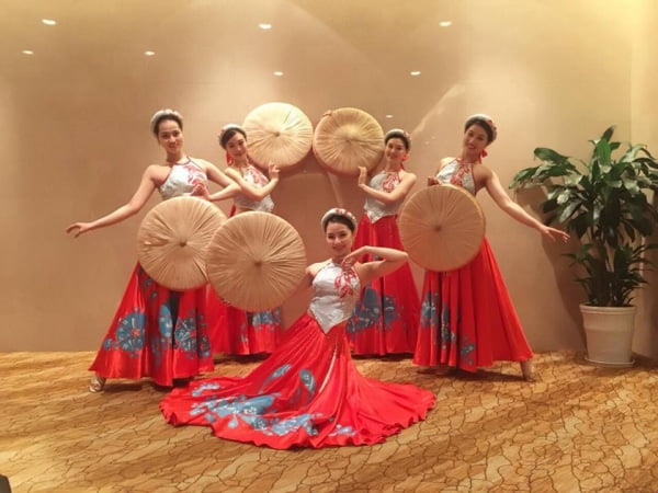 Nhóm múa dân gian, với nón quai thao quan họ truyền thống