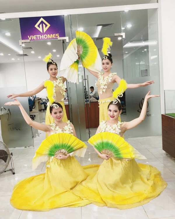 Múa quạt dân gian với những cô nàng xinh đẹp đến từ nhóm múa dân gian