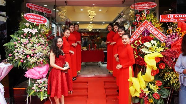 Dịch vụ cung cấp lễ tân tại sự kiện khai trương nhà hàng ẩm thực mới