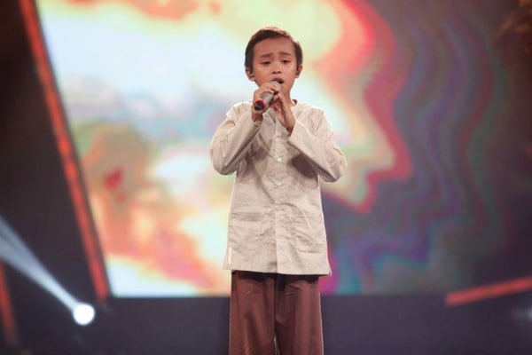 Ca sĩ nhí với giọng ca đầy cảm động, biểu diễn bằng dòng nhạc trữ tình quê hương