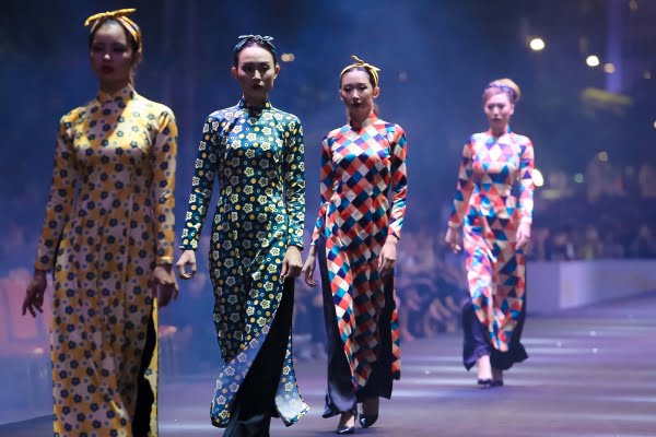 Người mẫu, model tại đêm biểu diễn ra mắt bộ sưu tập thời trang áo dài