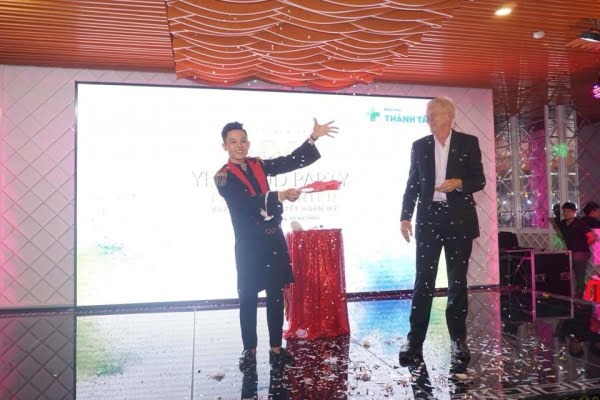 Biểu diễn xiếc, ảo thuật gia tại sự kiện tổ chức hội nghị khách hàng