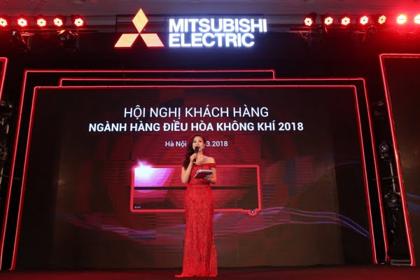 Hội nghị khách hàng với Mc dẫn chương trình xinh đẹp