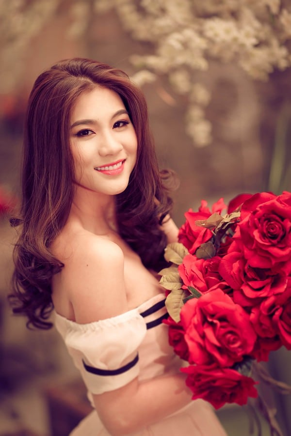 sieu-mau-kim-dung-tre-nai-khoe-vai-tran-goi-cam