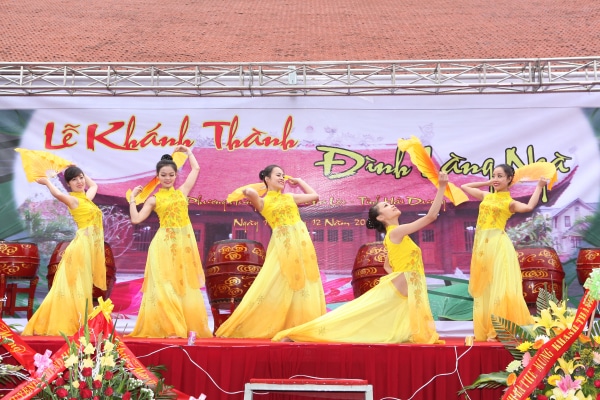 Nhóm múa quạt truyền thống tại lễ khánh thành đình làng tại Hải Dương