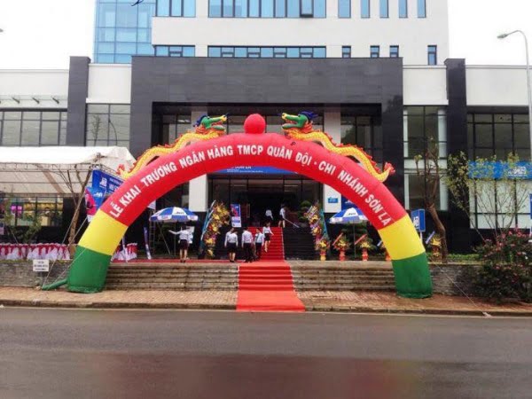 Sự kiện trở nên đặc biệt hơn với sự xuất hiện của cổng phao