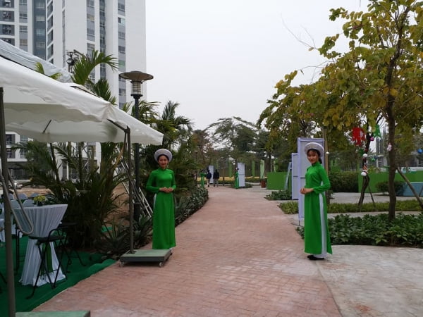 PG lễ tân tại sự kiện mở bán chung cư cao cấp