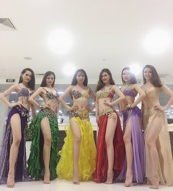 Múa bụng belly dance với những vũ công trẻ trung xinh đẹp của người mẫu Á Châu