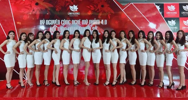 PG lễ tân tại sự kiện kỷ nguyên công nghệ mỹ phẩm 4.0 hội thảo truy tìm ẩn số
