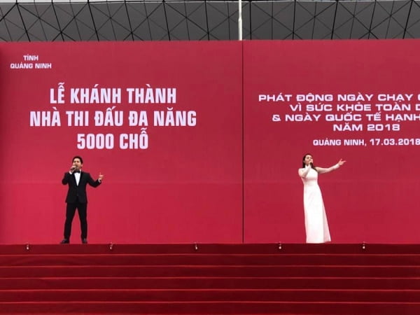 Ca sĩ nhạc đỏ biểu diễn tại sự kiện khánh thành nhà thi đấu đa năng 5000 chỗ