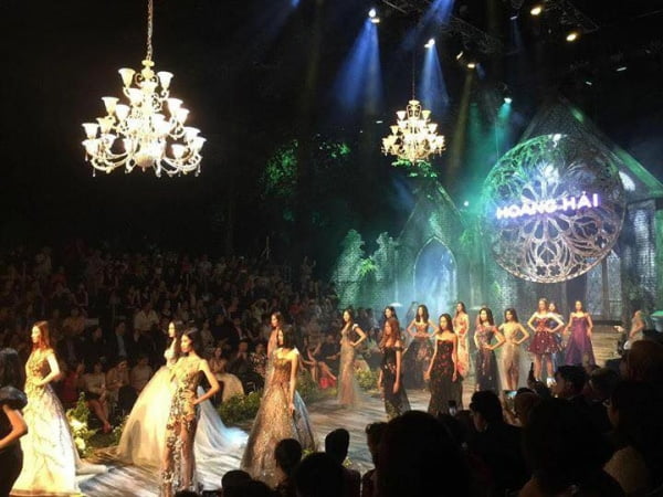 Người mẫu trên sàn catwalk ra mắt bộ sưu tập của nhà thiêt kế Hoàng Hải