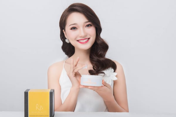 Cho thuê người mẫu ngoại hình đẹp, xinh xắn chụp hình quảng bá sản phẩm KC Beauty