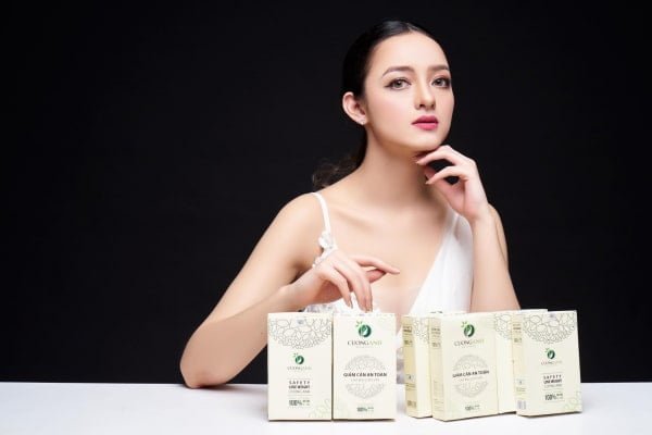 Người mẫu Tây chụp hình sản phẩm giảm cân an toàn Cường Anh Authentic