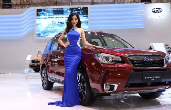 Xế hộp sang trọng bên người mẫu xinh đẹp, quyến rũ