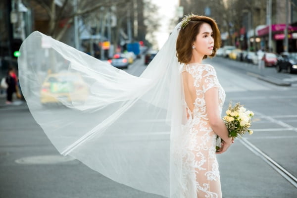 Người mẫu nổi tiếng trong trang phục cô dâu, kết với màu trắng tinh khôi thể hiện vẻ đẹp quyến rũ của mình