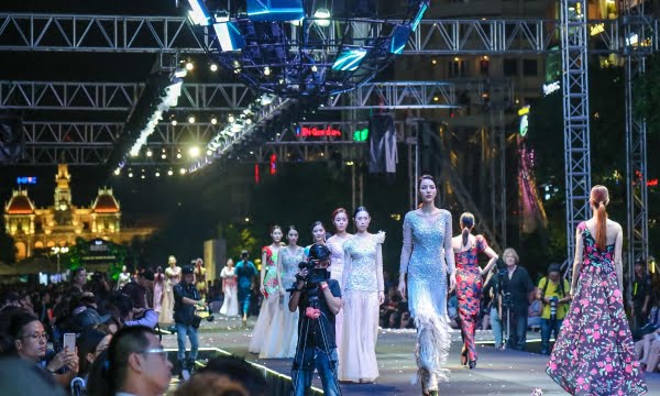 Người mẫu trên sàn catwalk tại một sự kiện trình diễn thời trang năm 2017