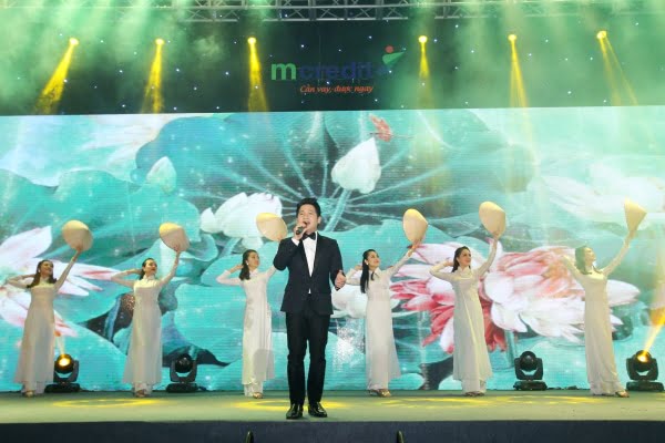 Ca sĩ nhạc đỏ nổi tiếng hát sự kiện hội nghị với những ca khúc truyền thống quê hương