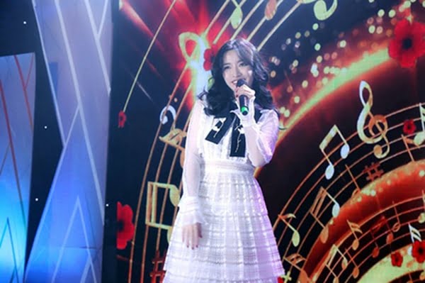 Ca sĩ trẻ nổi tiếng biểu diễn tại sự kiện hội nghị ra mắt sản phẩm năm 2018