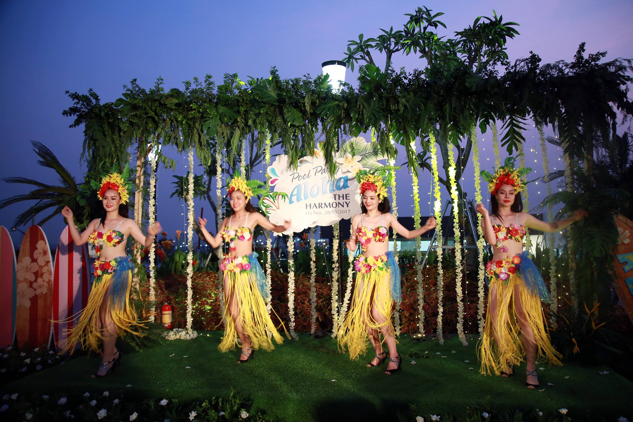 Mở màn chương trình là nhóm múa Bellydance với trang phục biển màu sắc bắt mắt 