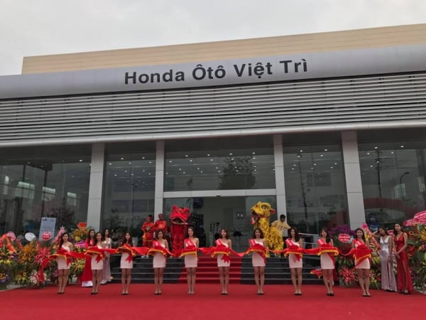 Lễ tân ngoại hình xinh đẹp, tại lễ cắt băng khánh thành HonDa Oto Việt Trì
