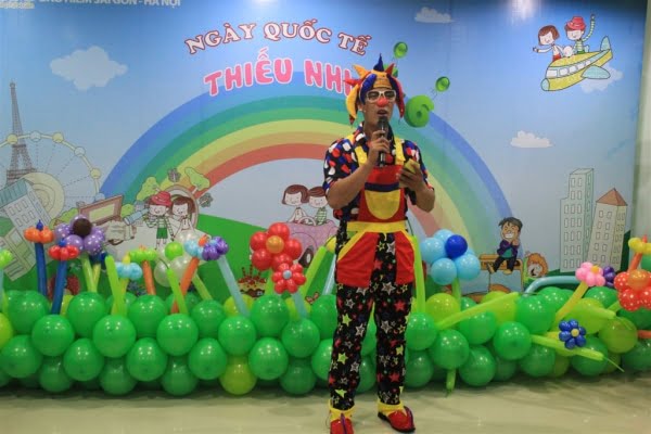 Tết thiếu nhi náo động, cùng với Mc hoạt náo hóa thân thành chú hề dẫn chương trình