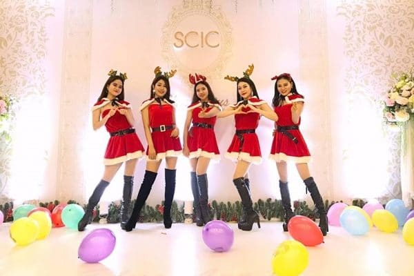 Sự kiện trở nên sôi động hơn khi thuê 1 nhóm nhảy sexy