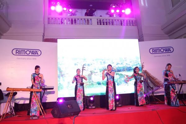 Ban nhạc dân tộc biểu diễn tại sự kiện hội nghị khách hàng