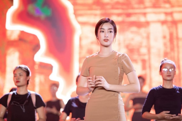 Đỗ Mỹ Linh - Hoa Hậu Việt Nam 2016 với vẻ đẹp thanh tú tinh khôi của một nữ sinh